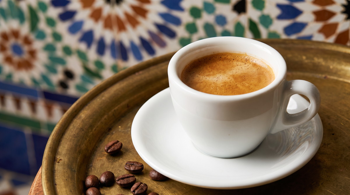 Espresso fraîchement coulé avec une crème noisette dans une petite tasse en céramique