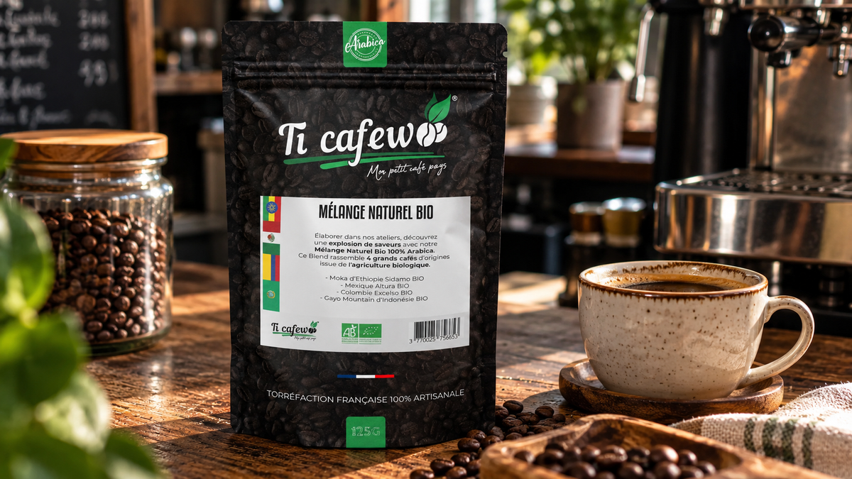 Sachet de café Mélange Naturel BIO Ti Cafew sur un comptoir, à côté d'une tasse de café